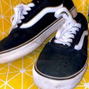 Women’s old skool back and white vans